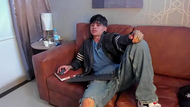 Snapshot of AcidMilo chatting on December 7, 5:53 pm AcidMilo online show from December 7, 5:53 pm