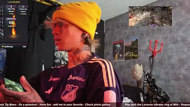 Snapshot of AcidMilo chatting on October 22, 3:56 pm AcidMilo online show from October 22, 3:56 pm