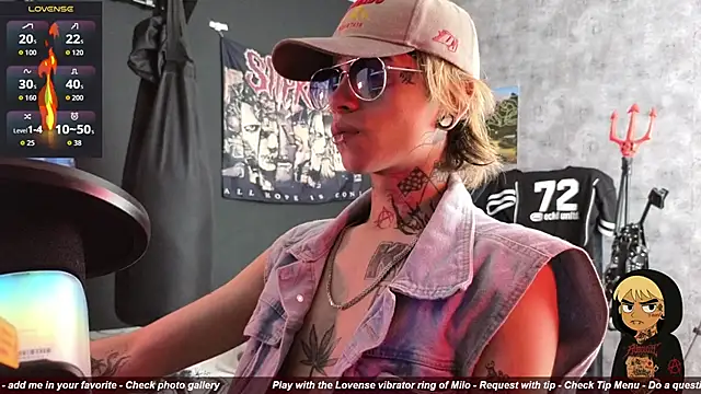 Snapshot of AcidMilo chatting on November 1, 2:52 pm AcidMilo online show from November 1, 2:52 pm