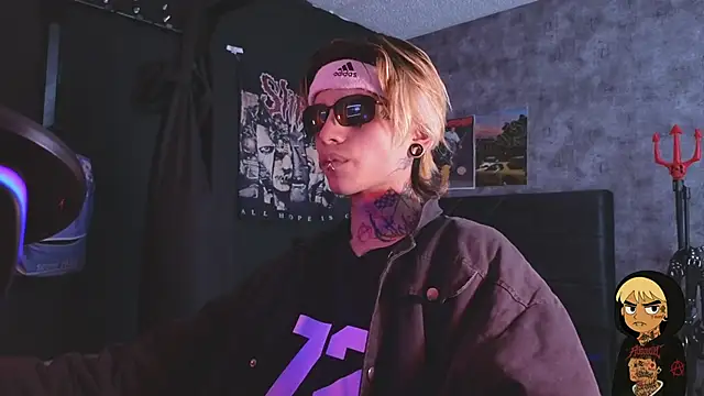 Snapshot of AcidMilo chatting on November 9, 9:57 pm AcidMilo online show from November 9, 9:57 pm