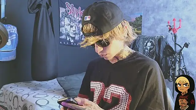 Snapshot of AcidMilo chatting on November 10, 8:19 pm AcidMilo online show from November 10, 8:19 pm