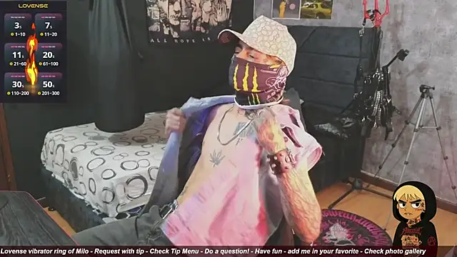 Snapshot of AcidMilo chatting on November 16, 9:53 pm AcidMilo online show from November 16, 9:53 pm