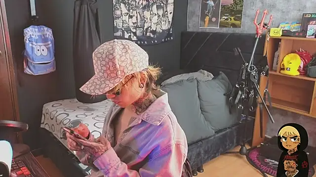 Snapshot of AcidMilo chatting on November 19, 8:42 pm AcidMilo online show from November 19, 8:42 pm