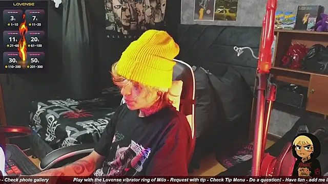 Snapshot of AcidMilo chatting on November 28, 10:34 pm AcidMilo online show from November 28, 10:34 pm