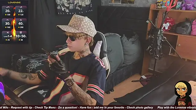 Snapshot of AcidMilo chatting on December 5, 5:31 pm AcidMilo online show from December 5, 5:31 pm