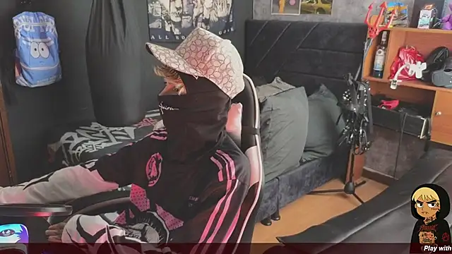 Snapshot of AcidMilo chatting on December 18, 4:24 pm AcidMilo online show from December 18, 4:24 pm