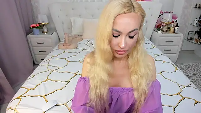 Snapshot of HottieSweetBritney chatting on July 15, 4:01 pm HottieSweetBritney online show from July 15, 4:01 pm