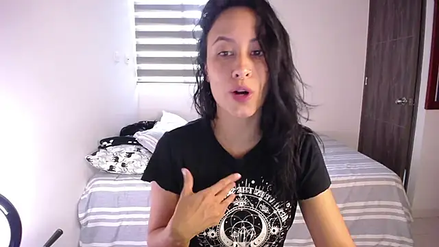 Snapshot of amyharlow_1 chatting on December 18, 10:05 pm amyharlow 1 online show from December 18, 10:05 pm