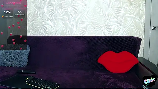 Snapshot of Millanorze chatting on October 3, 10:29 pm Millanorze online show from October 3, 10:29 pm