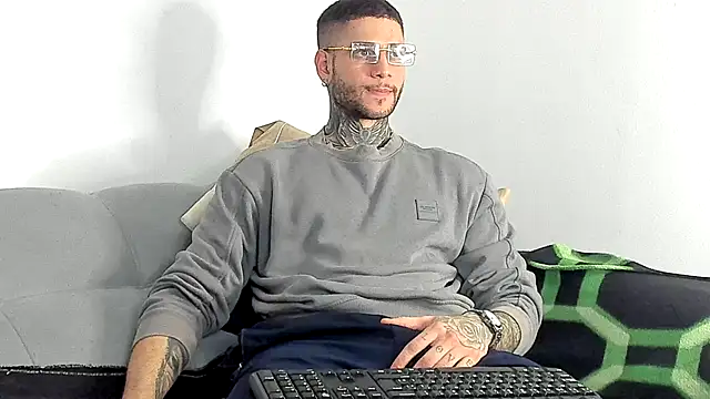  jamesleandros1 online show from November 29, 8:01 pm