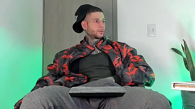  jamesleandros1 online show from February 24, 2:31 am