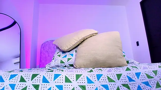 naomi kyse online show from November 21, 3:05 am