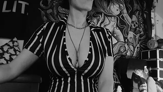 Snapshot of Silentmary chatting on June 11, 5:49 am Silentmary online show from June 11, 5:49 am