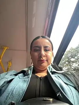 Abril Luv online show from December 21, 11:50 am