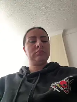 Abril Luv online show from February 26, 1:10 pm