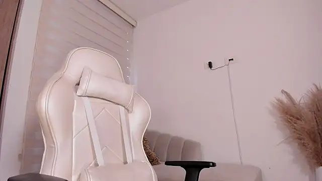 Snapshot of wandathompson_ chatting on January 17, 2:18 pm wandathompson online show from January 17, 2:18 pm