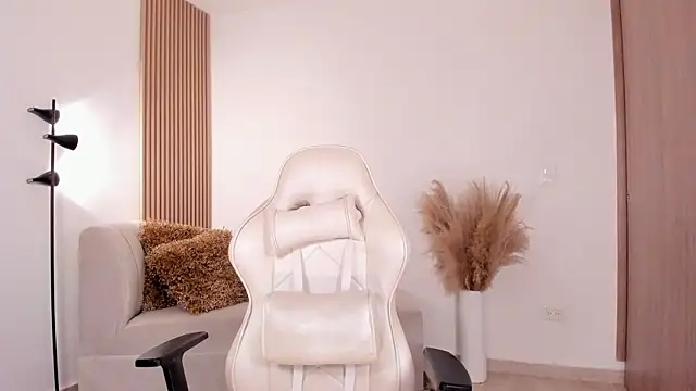 Snapshot of wandathompson_ chatting on February 18, 5:21 pm wandathompson online show from February 18, 5:21 pm