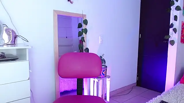 alisseallie online show from December 4, 1:47 am