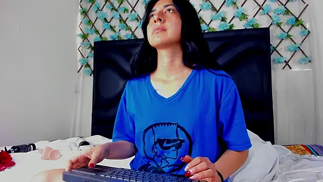 EmmaWilliamss online show from April 7, 4:07 pm