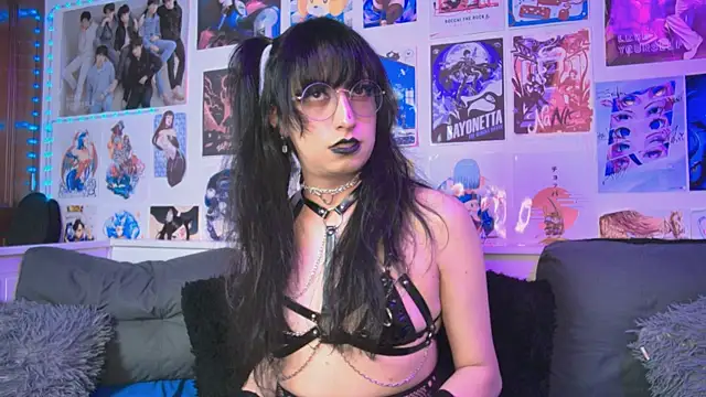 snowblack  online show from September 28, 5:51 pm