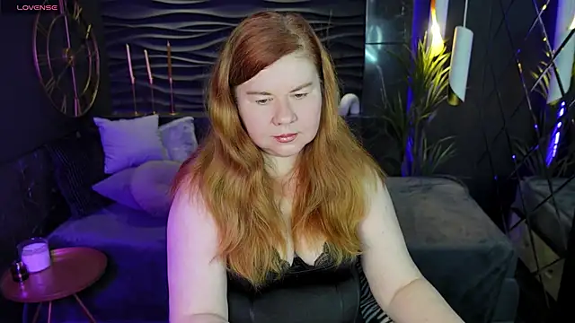 Mrs Emilia online show from December 8, 3:32 am