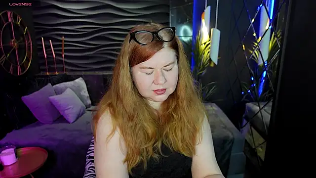Mrs Emilia online show from December 13, 2:43 am