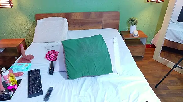 dannaahbrown online show from December 19, 1:40 pm