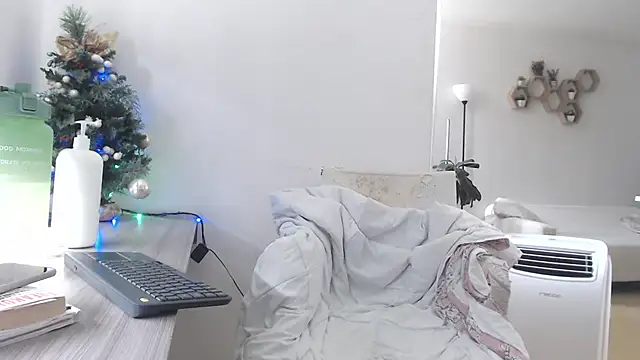 Snapshot of MIYESSI chatting on January 15, 5:27 pm MIYESSI online show from January 15, 5:27 pm