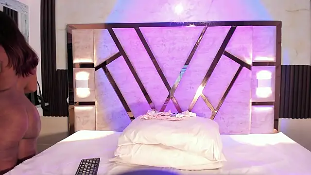 Athenea Mills online show from March 31, 6:52 pm