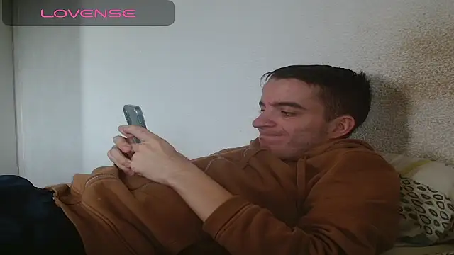 Snapshot of Tombgy07 chatting on November 14, 2:16 pm Tombgy07 online show from November 14, 2:16 pm