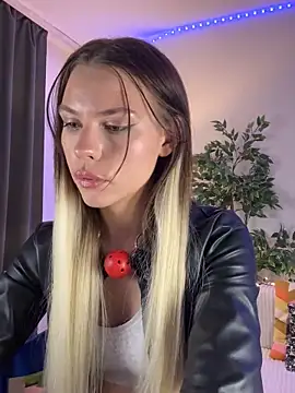 Snapshot of KittyKatyDream chatting on February 5, 8:57 pm KittyKatyDream online show from February 5, 8:57 pm