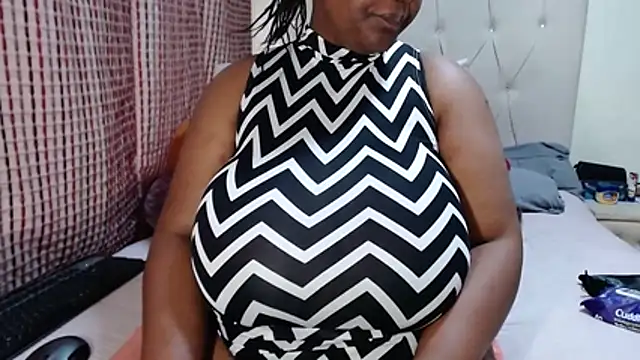 Snapshot of CHOCOLATEDARKBUSTYX chatting on October 31, 6:03 am CHOCOLATEDARKBUSTYX online show from October 31, 6:03 am