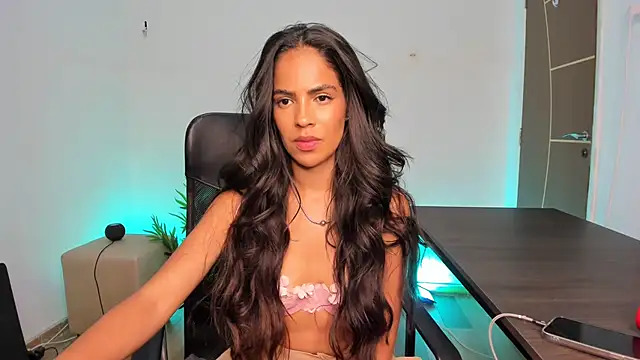 Snapshot of camille-rose chatting on February 18, 8:58 pm camille-rose online show from February 18, 8:58 pm