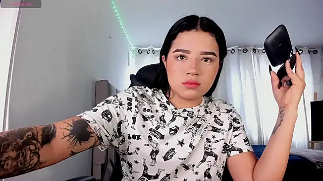 Snapshot of aliice_walker_ chatting on October 31, 4:41 pm aliice walker online show from October 31, 4:41 pm