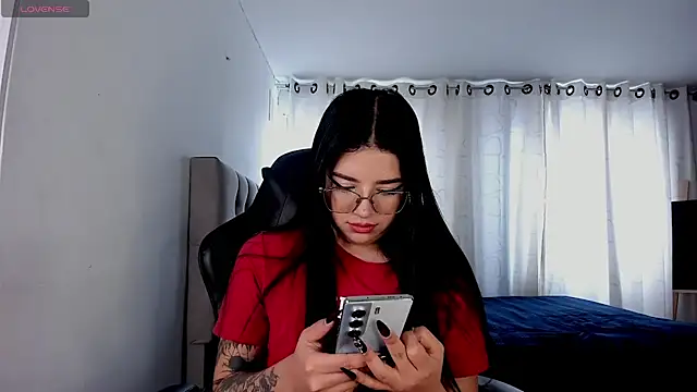 Snapshot of aliice_walker_ chatting on November 6, 4:41 pm aliice walker online show from November 6, 4:41 pm