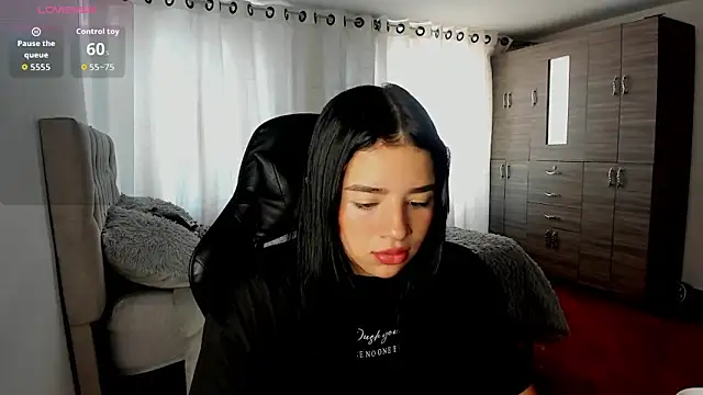 Snapshot of aliice_walker_ chatting on December 3, 4:05 pm aliice walker online show from December 3, 4:05 pm