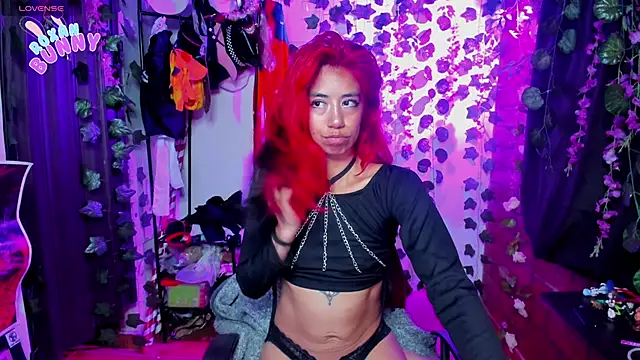 Snapshot of Roxanbunny1 chatting on March 14, 12:10 am Roxanbunny1 online show from March 14, 12:10 am