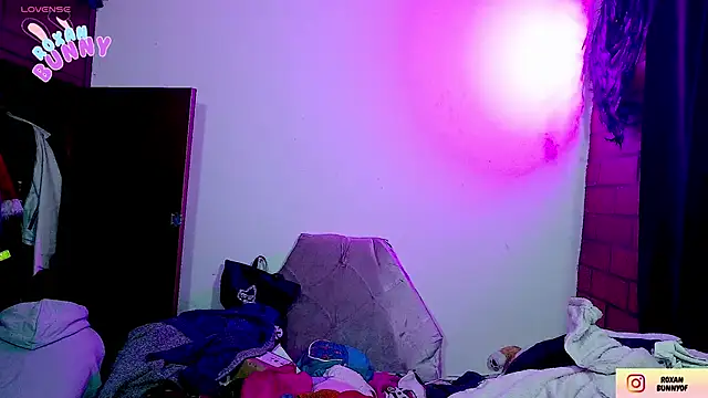 Snapshot of Roxanbunny1 chatting on November 12, 3:29 am Roxanbunny1 online show from November 12, 3:29 am