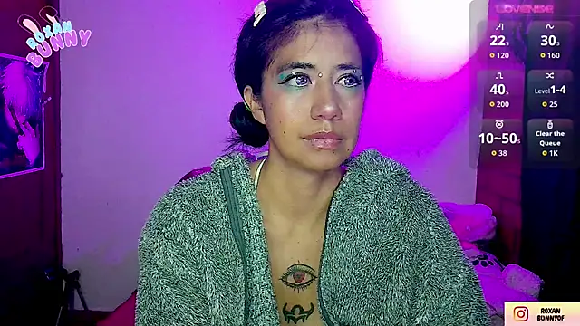 Snapshot of Roxanbunny1 chatting on November 19, 6:24 am Roxanbunny1 online show from November 19, 6:24 am