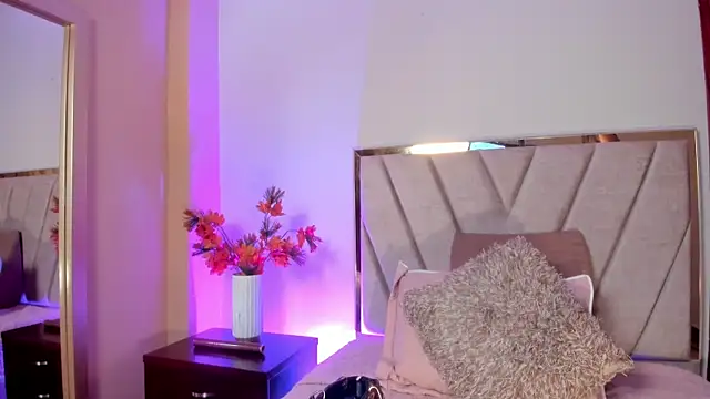 NoraDasilva online show from December 5, 12:30 am