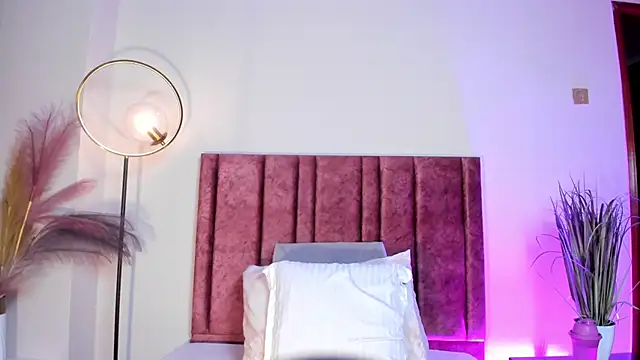 NoraDasilva online show from April 11, 12:59 am