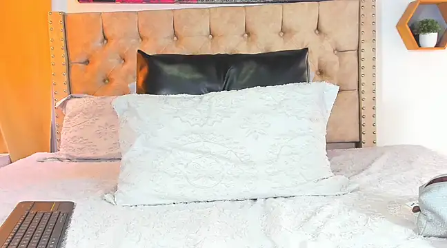 KeryHillson online show from March 1, 2:13 pm