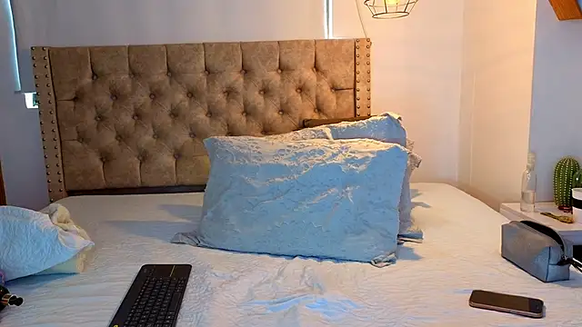 KeryHillson online show from January 10, 12:40 pm