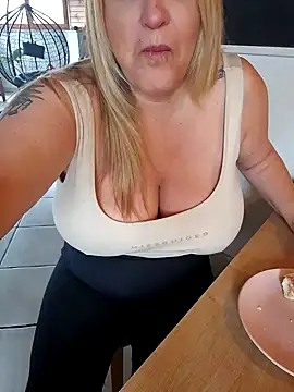 Isabellaa04 online show from December 2, 9:24 am