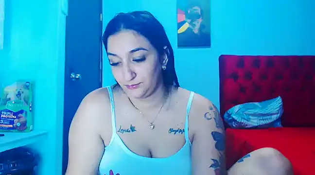 Snapshot of liz_dirty chatting on January 6, 2:15 am liz dirty online show from January 6, 2:15 am