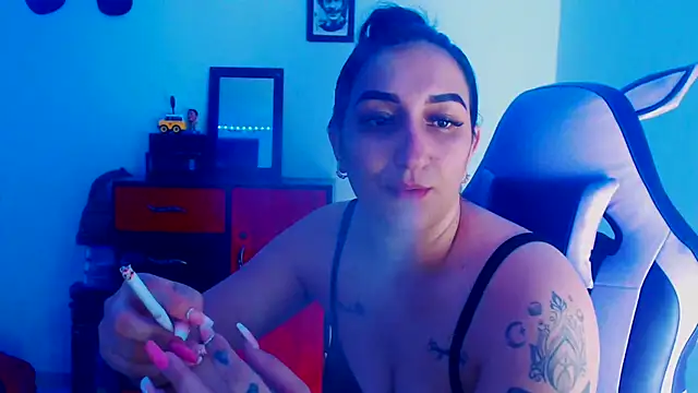 Snapshot of liz_dirty chatting on November 16, 11:10 pm liz dirty online show from November 16, 11:10 pm