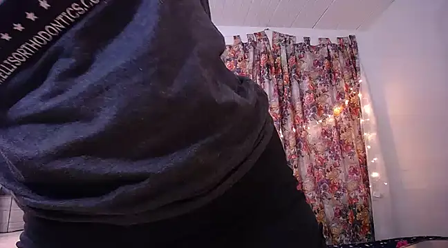 Snapshot of yselahot chatting on February 18, 3:32 pm yselahot online show from February 18, 3:32 pm