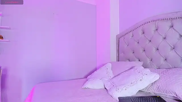 Snapshot of CamileHolmes chatting on March 4, 5:21 am CamileHolmes online show from March 4, 5:21 am