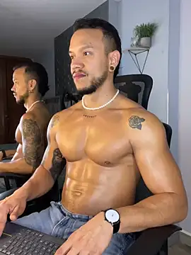 ARON TAYLER01 online show from January 12, 12:44 pm