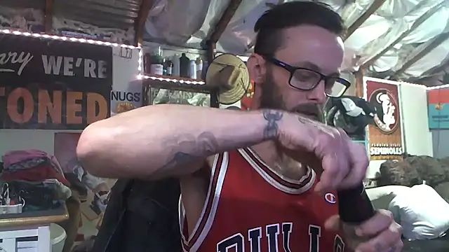 Snapshot of CloudDadddyyy420 chatting on February 8, 9:46 pm CloudDadddyyy420 online show from February 8, 9:46 pm